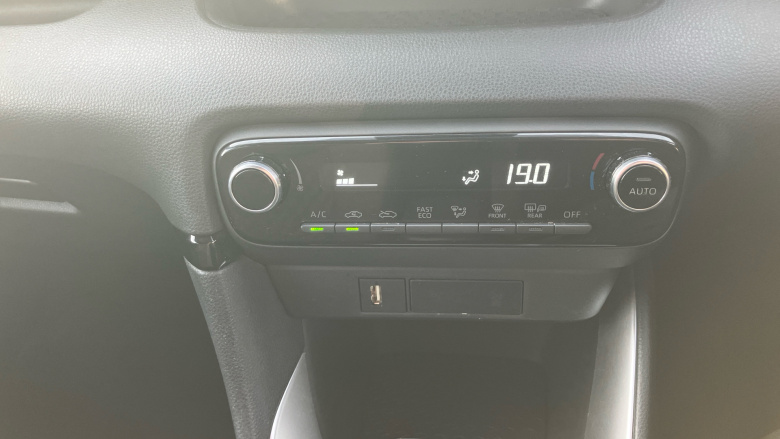 Toyota Yaris 1.5 Hybrid Design 5dr CVT Hybrid Hatchback